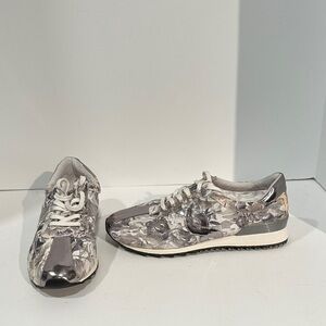 e Collection Lady’s Comfort Sneakers